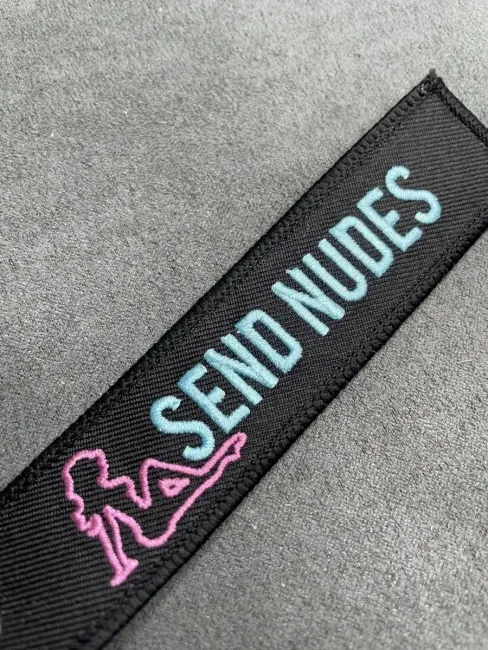 Тканевый брелок SEND NUDES Отправить ню