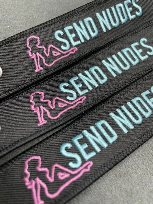 Тканевый брелок SEND NUDES Отправить ню