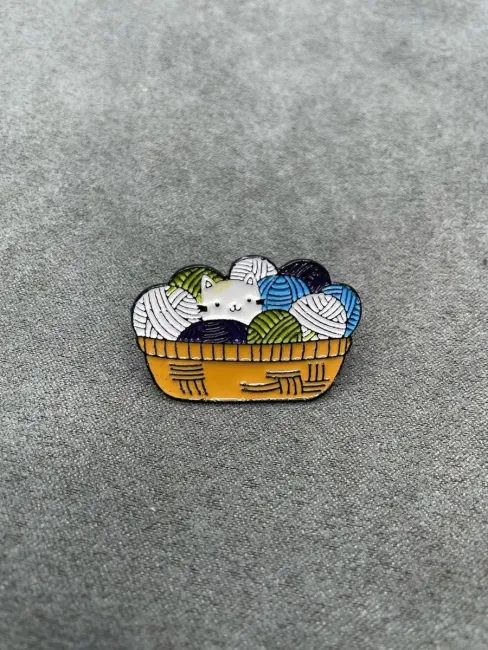 Металлическая Брошь Котенок в корзинке