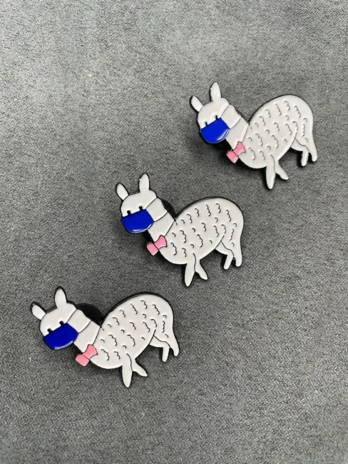 Металлическая брошь Лама в маске