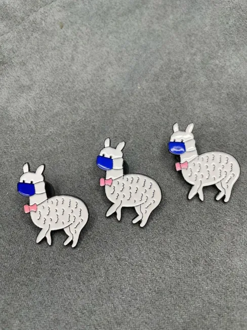 Металлическая брошь Лама в маске