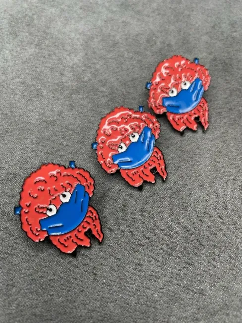 Металлическая брошь Собака в маске