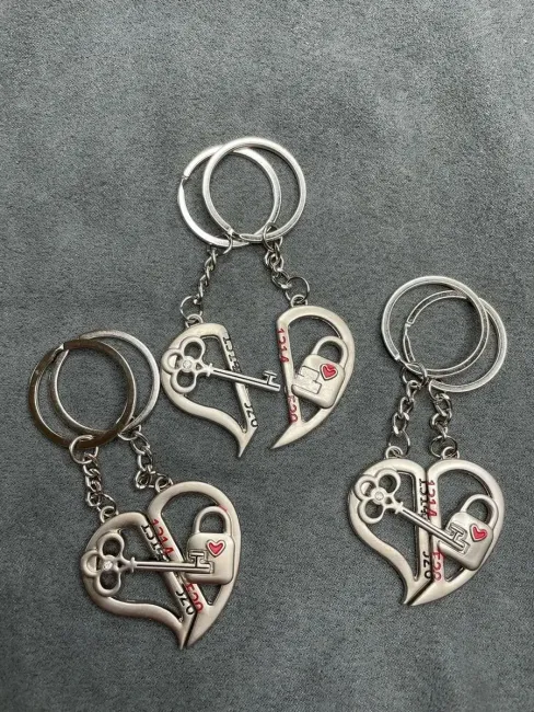 Металлические парные брелки для влюбленных LoVe