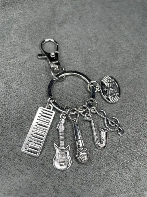 Металлический брелок Музыканта микрофон