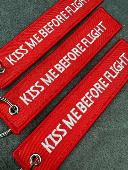 Брелок KISS ME BEFORE FLIGHT Поцелуй меня перед полетом
