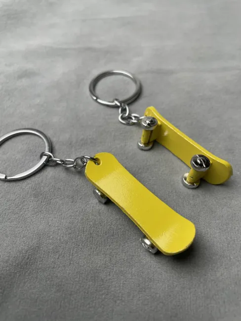 Металлический брелок Скейт с активными колесами