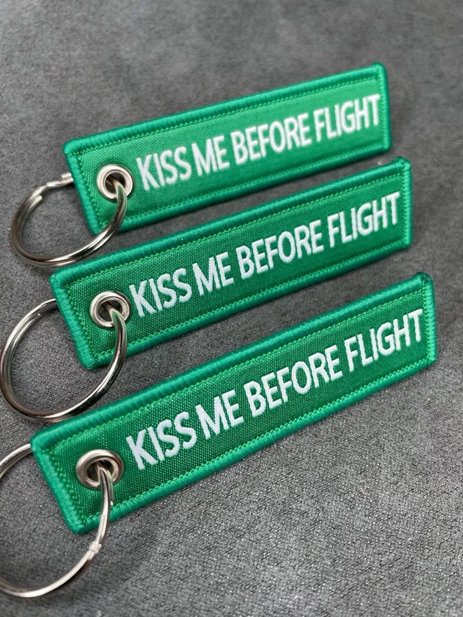 Мини тканевый брелок ремувка Kiss Me Before Flight