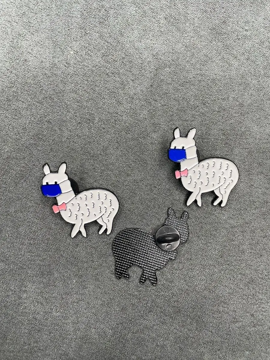 Металлическая брошь Лама в маске