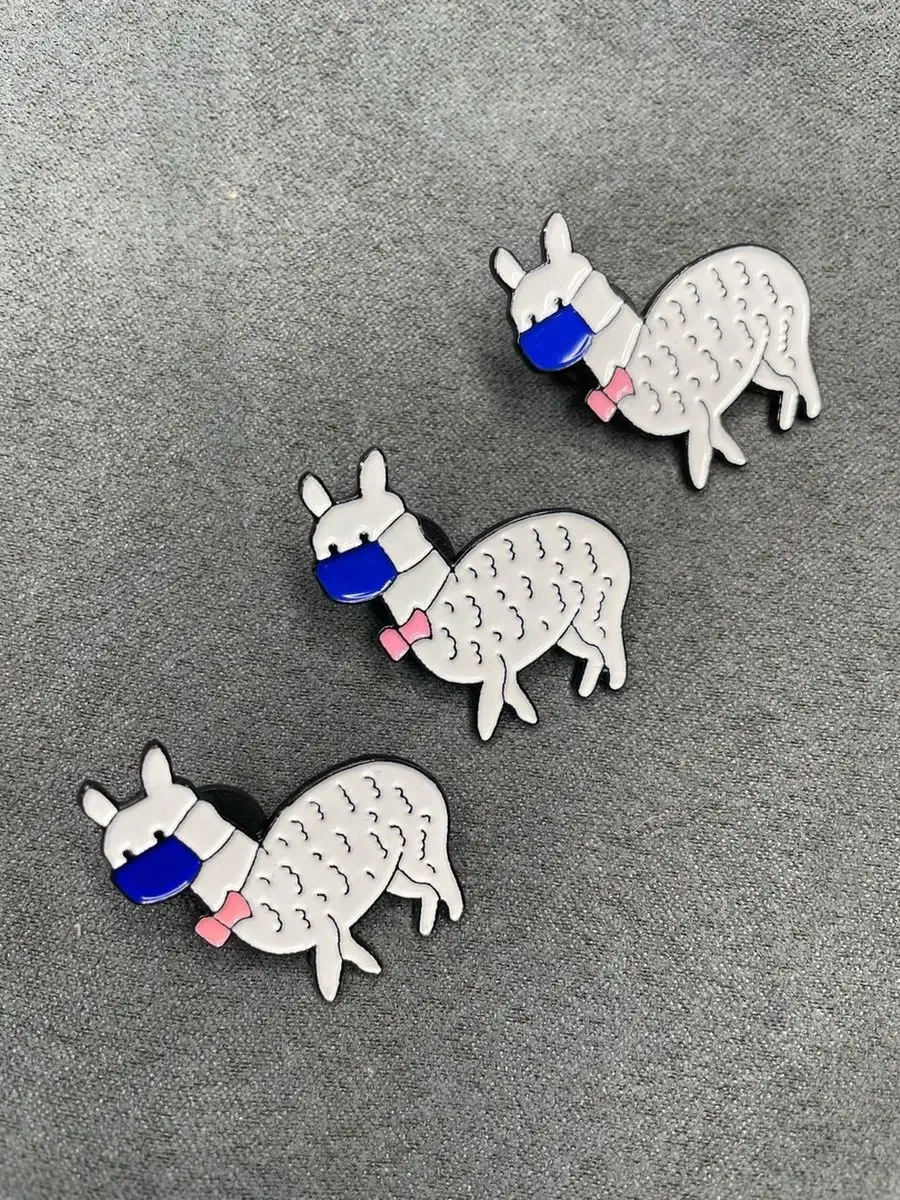 Металлическая брошь Лама в маске