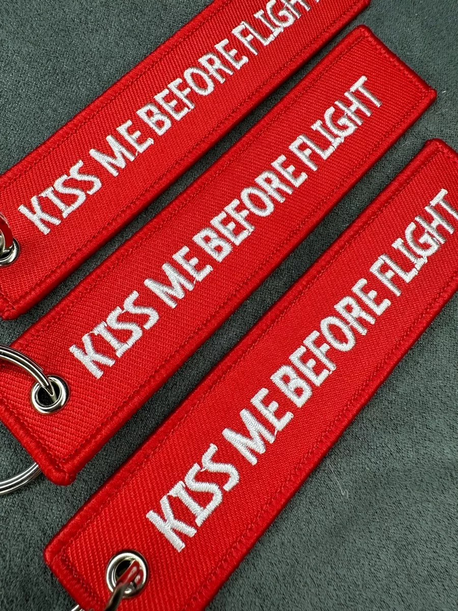 Брелок KISS ME BEFORE FLIGHT Поцелуй меня перед полетом